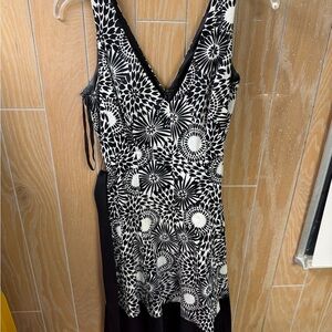 Nine West Monochrome Floral V-Neck Dress